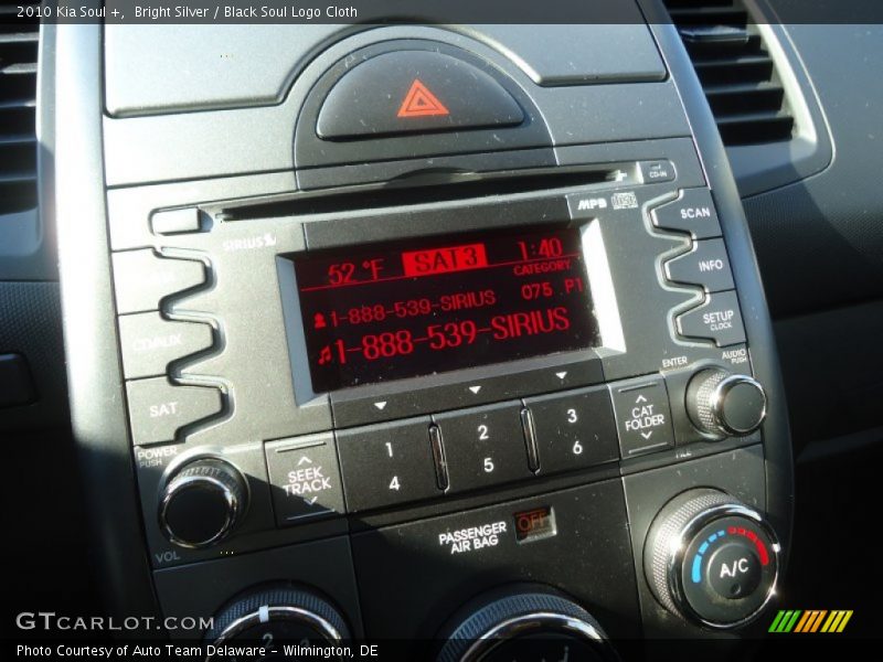Bright Silver / Black Soul Logo Cloth 2010 Kia Soul +