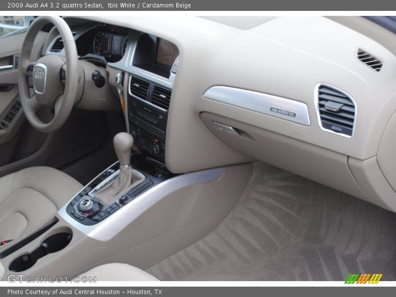 Dashboard of 2009 A4 3.2 quattro Sedan