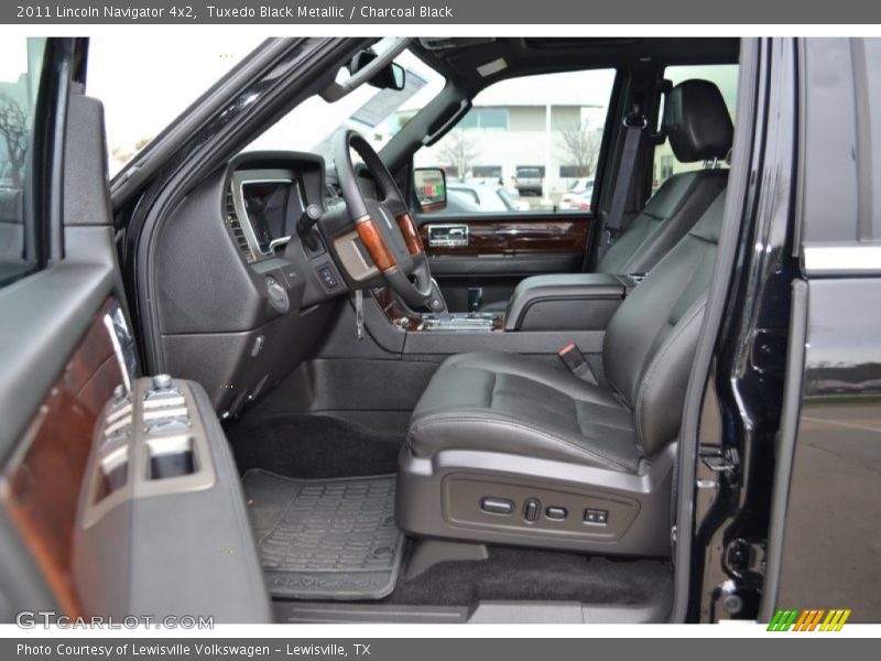 Tuxedo Black Metallic / Charcoal Black 2011 Lincoln Navigator 4x2