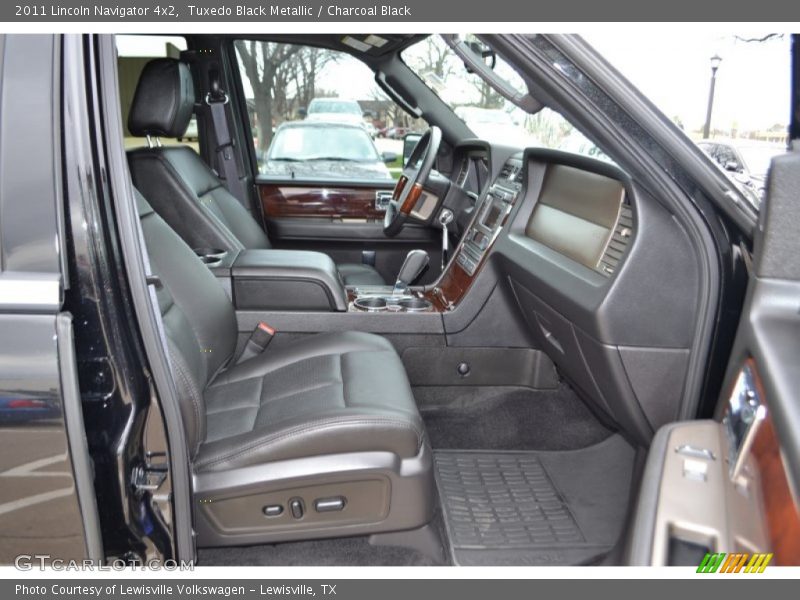 Tuxedo Black Metallic / Charcoal Black 2011 Lincoln Navigator 4x2