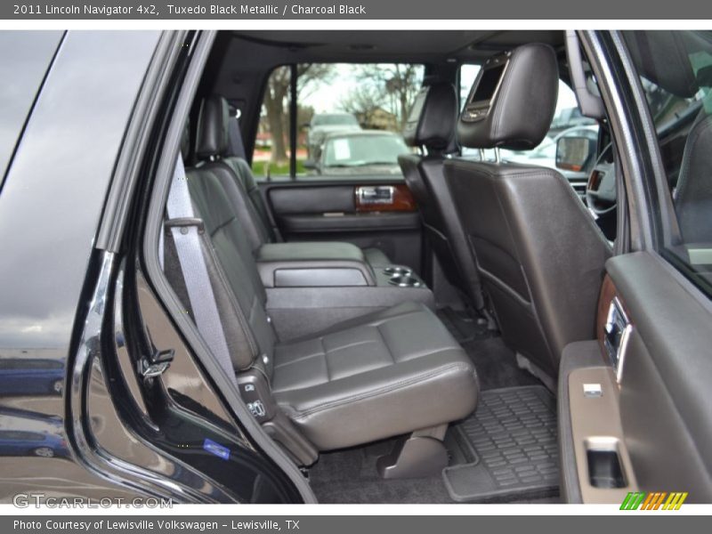 Tuxedo Black Metallic / Charcoal Black 2011 Lincoln Navigator 4x2