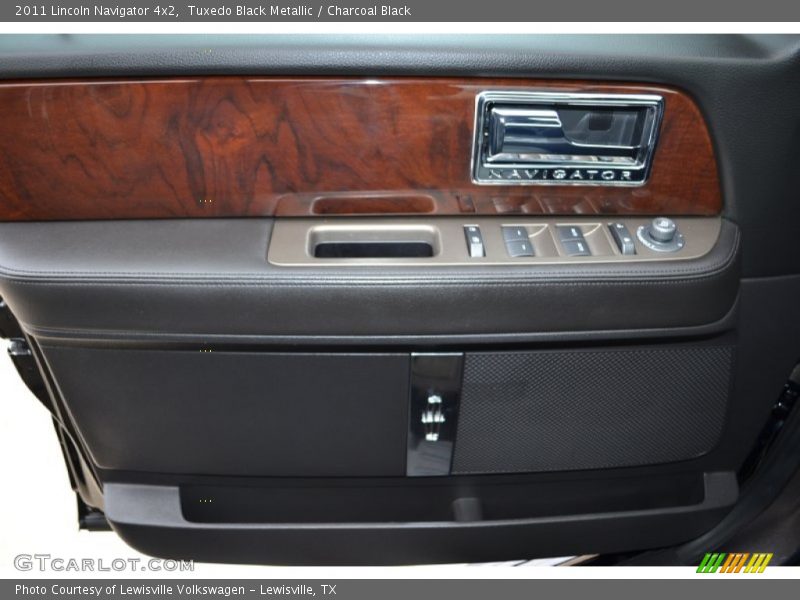 Tuxedo Black Metallic / Charcoal Black 2011 Lincoln Navigator 4x2
