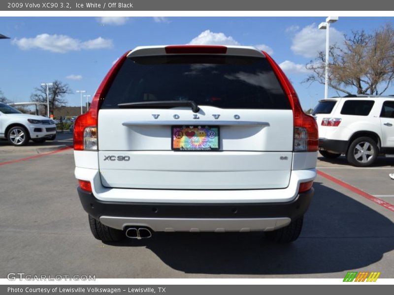 Ice White / Off Black 2009 Volvo XC90 3.2