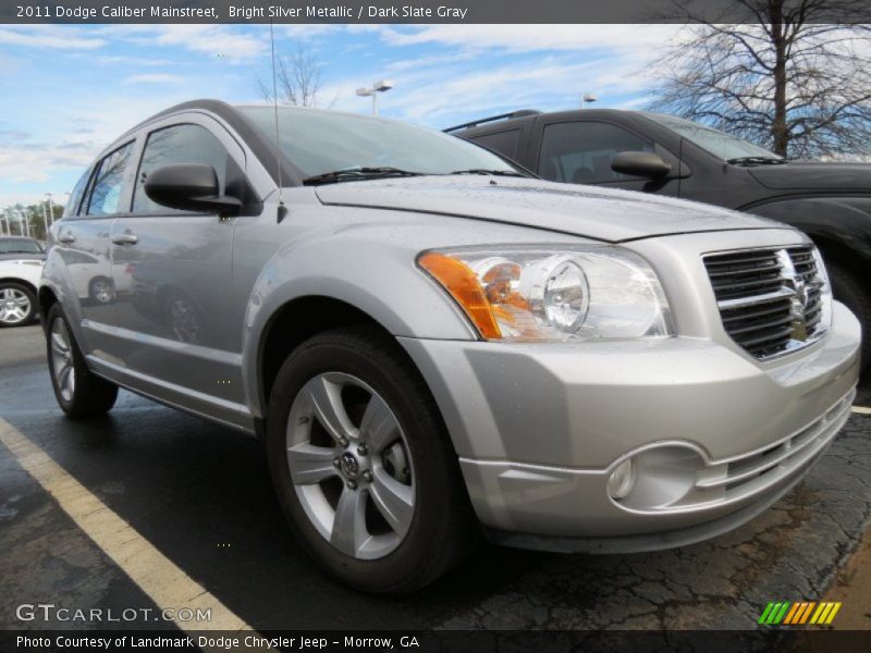 Front 3/4 View of 2011 Caliber Mainstreet