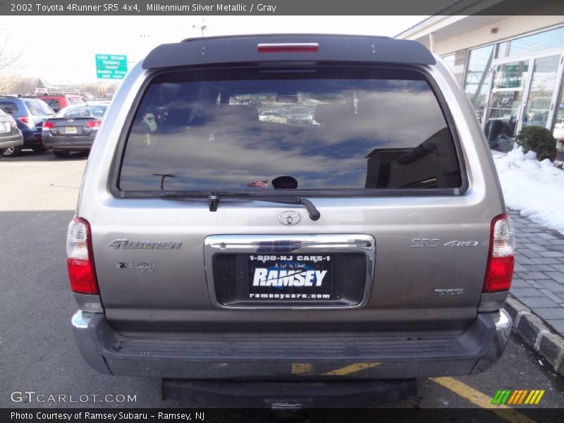 Millennium Silver Metallic / Gray 2002 Toyota 4Runner SR5 4x4