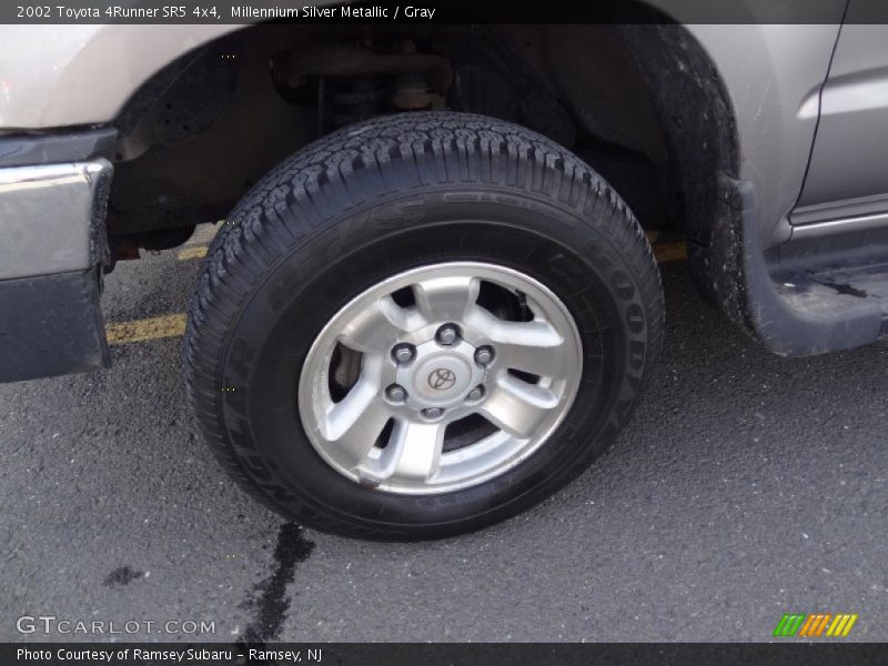 Millennium Silver Metallic / Gray 2002 Toyota 4Runner SR5 4x4