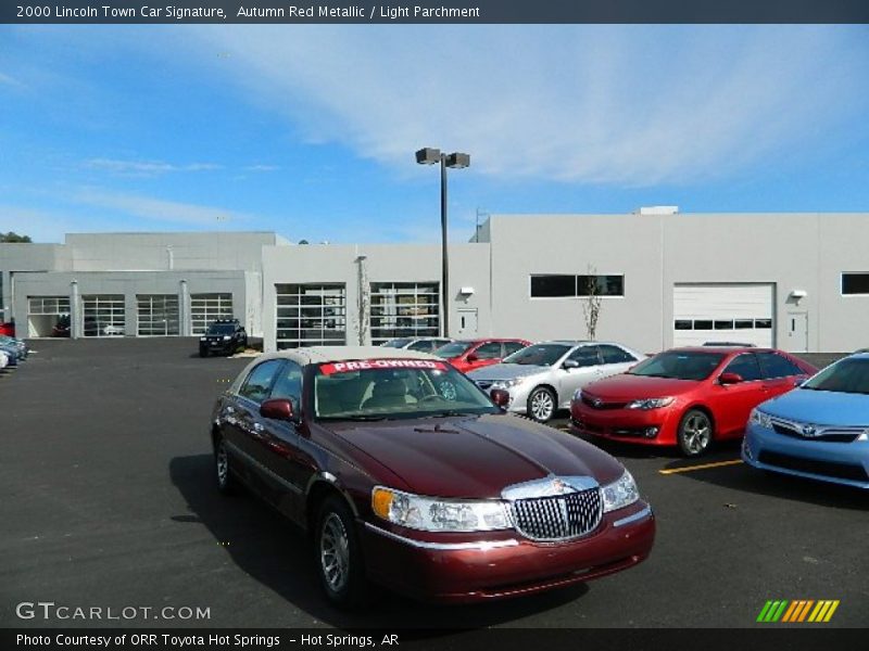 Autumn Red Metallic / Light Parchment 2000 Lincoln Town Car Signature