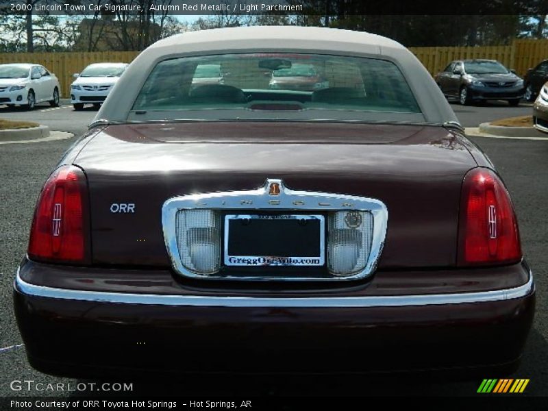 Autumn Red Metallic / Light Parchment 2000 Lincoln Town Car Signature