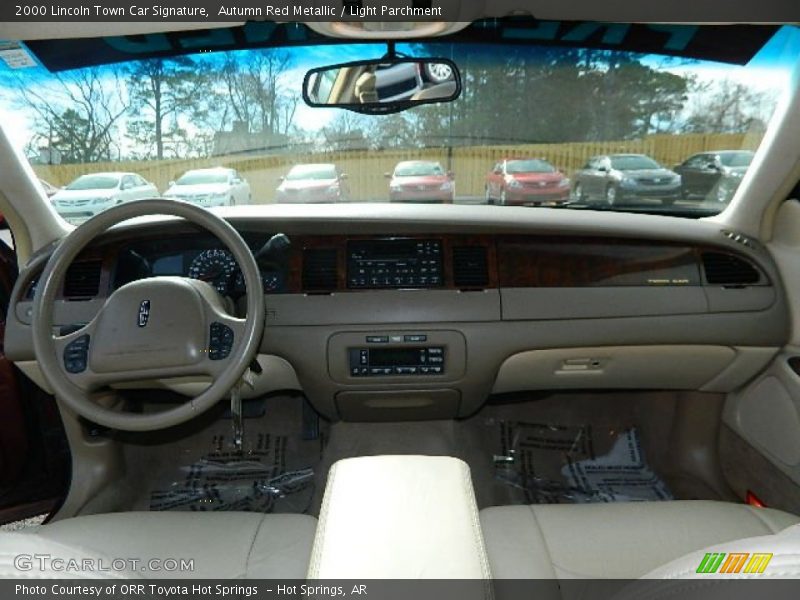 Autumn Red Metallic / Light Parchment 2000 Lincoln Town Car Signature