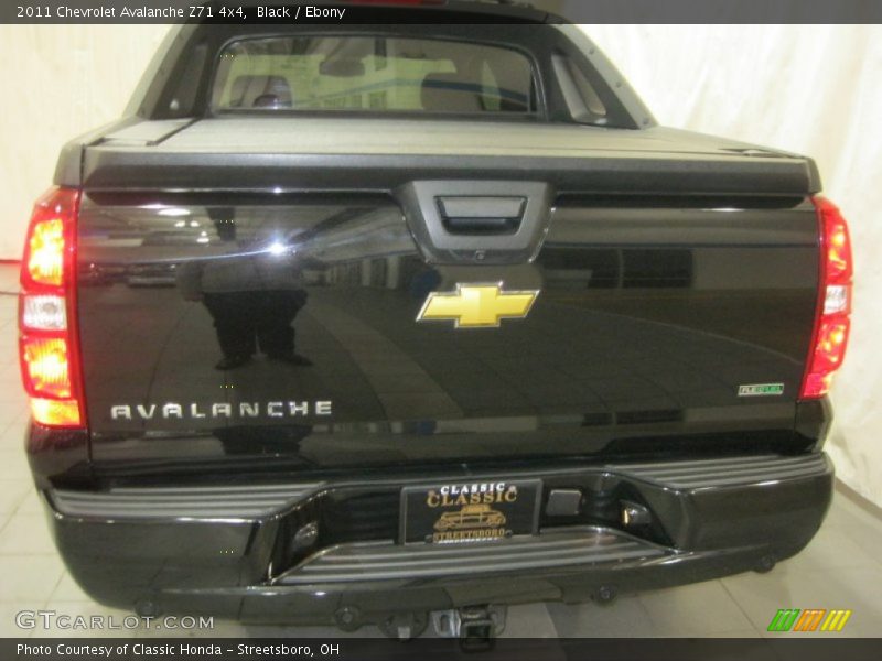 Black / Ebony 2011 Chevrolet Avalanche Z71 4x4