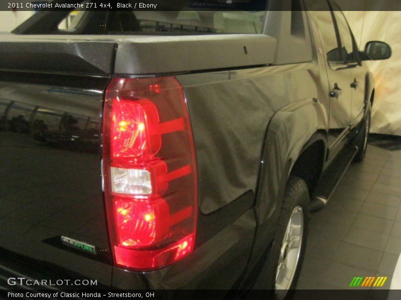 Black / Ebony 2011 Chevrolet Avalanche Z71 4x4