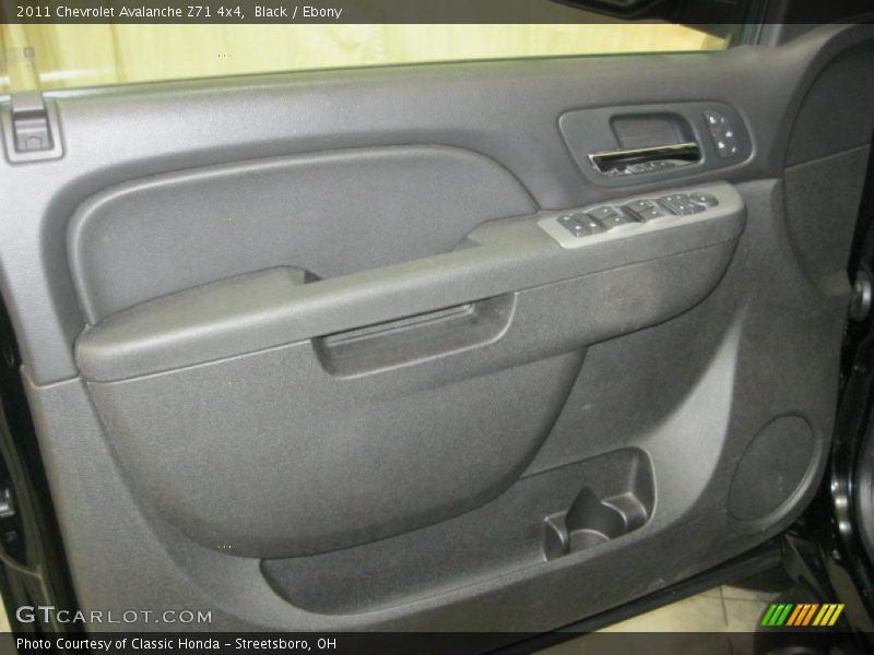 Black / Ebony 2011 Chevrolet Avalanche Z71 4x4