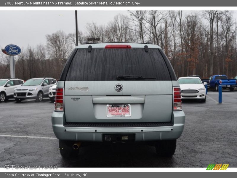 Satellite Silver Metallic / Midnight Grey 2005 Mercury Mountaineer V6 Premier