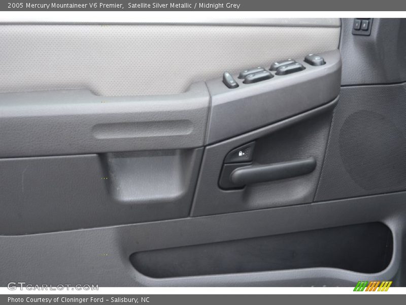 Satellite Silver Metallic / Midnight Grey 2005 Mercury Mountaineer V6 Premier