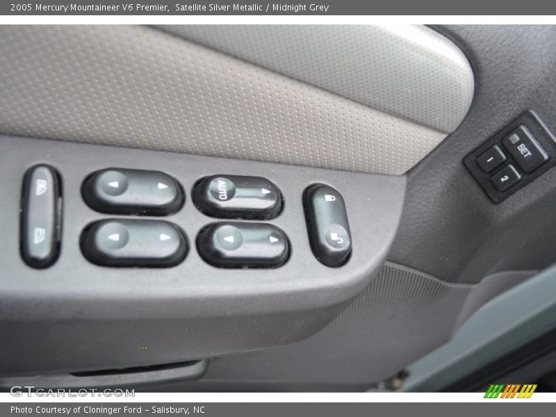 Satellite Silver Metallic / Midnight Grey 2005 Mercury Mountaineer V6 Premier