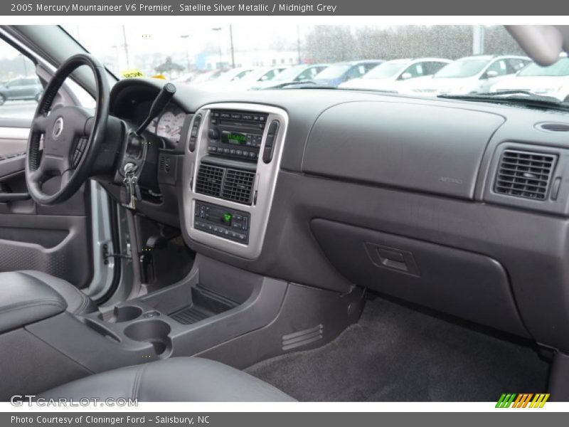 Dashboard of 2005 Mountaineer V6 Premier
