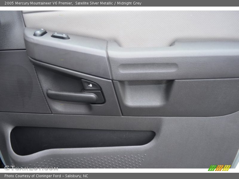 Satellite Silver Metallic / Midnight Grey 2005 Mercury Mountaineer V6 Premier