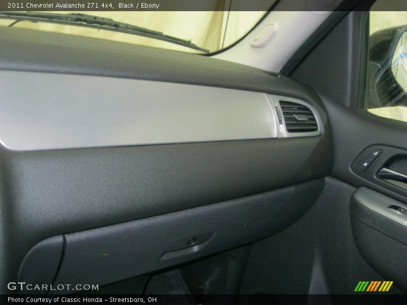 Black / Ebony 2011 Chevrolet Avalanche Z71 4x4