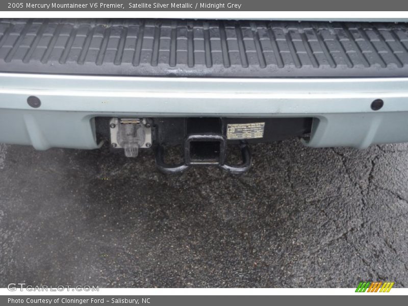 Satellite Silver Metallic / Midnight Grey 2005 Mercury Mountaineer V6 Premier