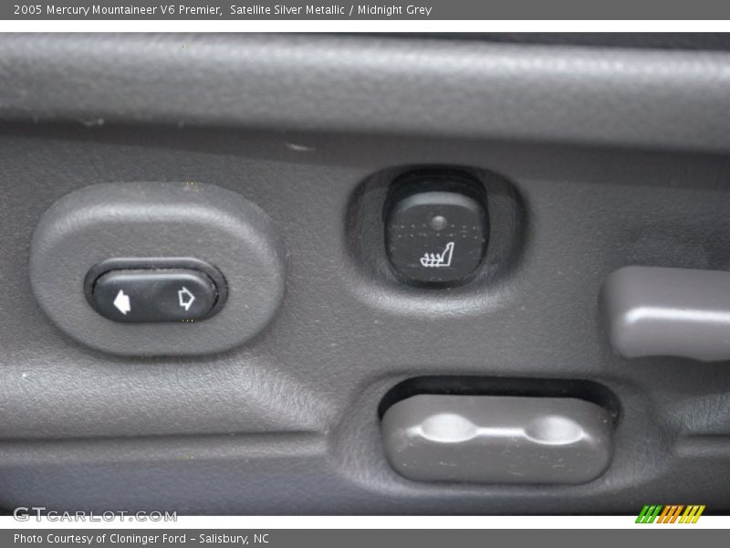 Satellite Silver Metallic / Midnight Grey 2005 Mercury Mountaineer V6 Premier
