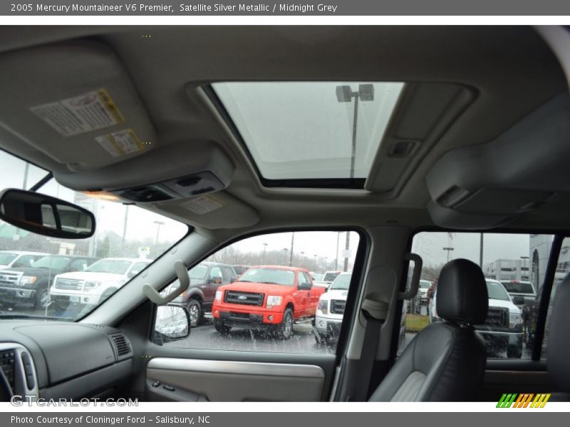 Satellite Silver Metallic / Midnight Grey 2005 Mercury Mountaineer V6 Premier