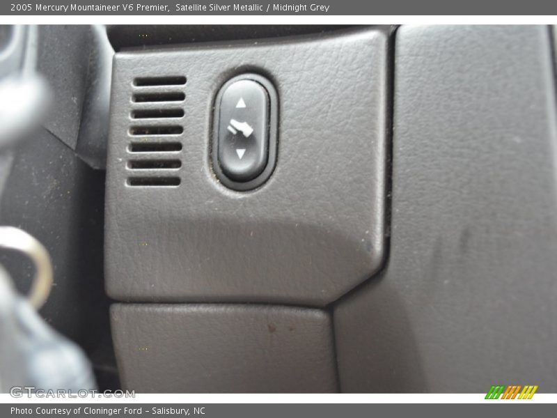 Satellite Silver Metallic / Midnight Grey 2005 Mercury Mountaineer V6 Premier