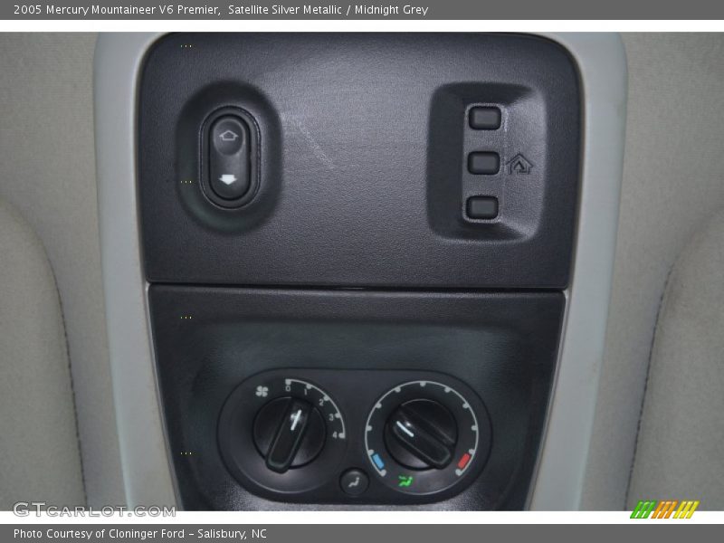 Satellite Silver Metallic / Midnight Grey 2005 Mercury Mountaineer V6 Premier