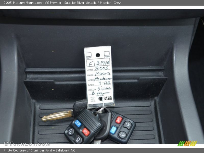 Satellite Silver Metallic / Midnight Grey 2005 Mercury Mountaineer V6 Premier