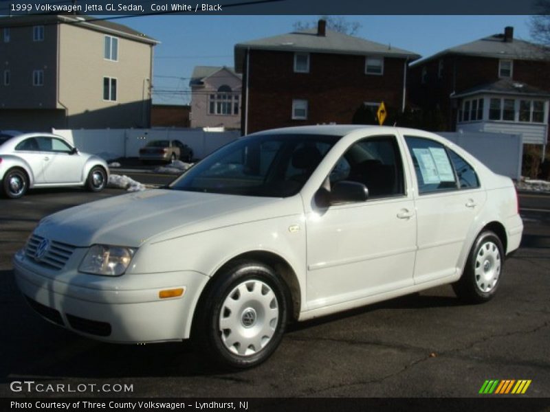 Cool White / Black 1999 Volkswagen Jetta GL Sedan