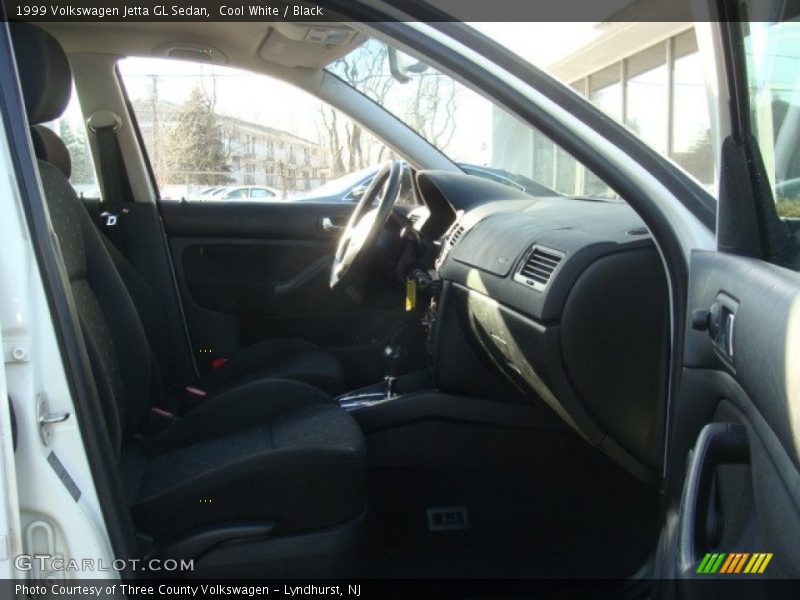 Cool White / Black 1999 Volkswagen Jetta GL Sedan