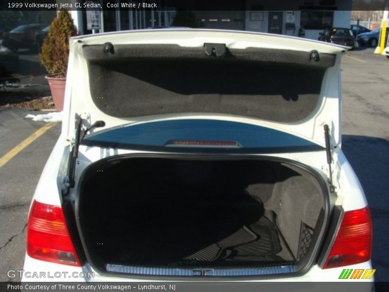 Cool White / Black 1999 Volkswagen Jetta GL Sedan