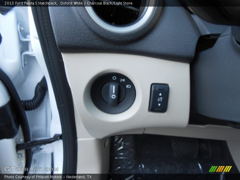 Oxford White / Charcoal Black/Light Stone 2013 Ford Fiesta S Hatchback
