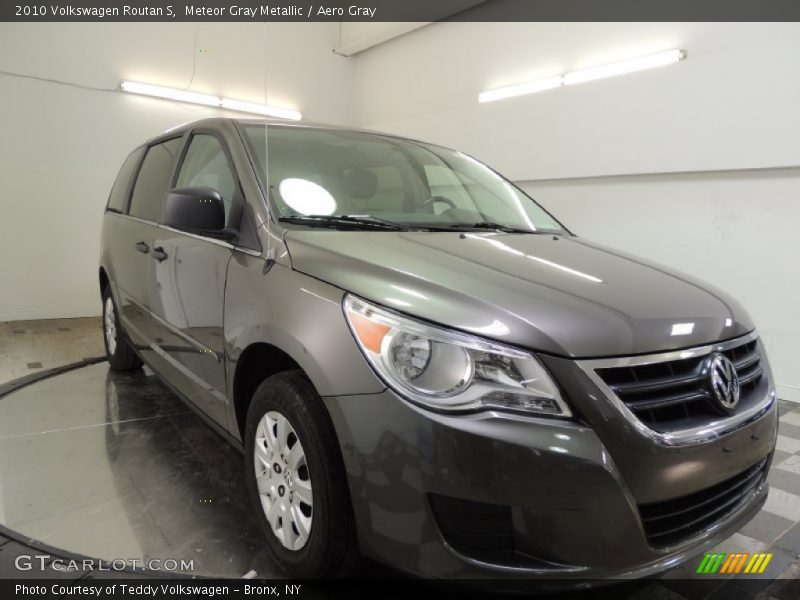 Meteor Gray Metallic / Aero Gray 2010 Volkswagen Routan S