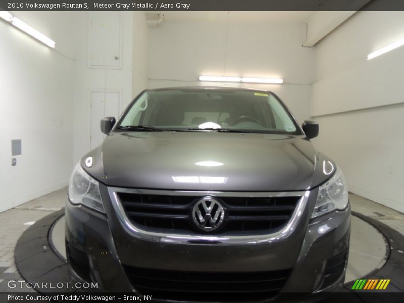 Meteor Gray Metallic / Aero Gray 2010 Volkswagen Routan S