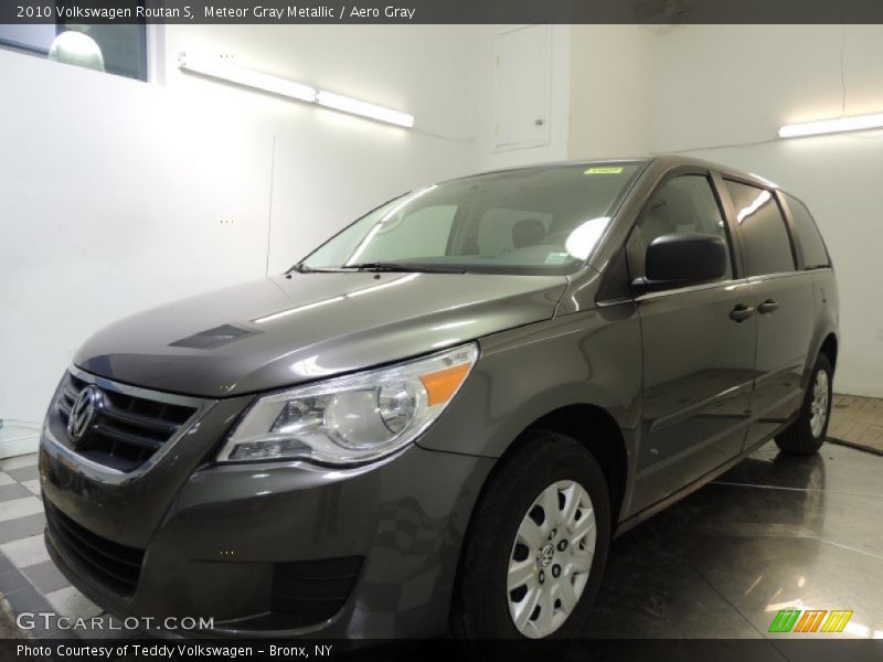 Meteor Gray Metallic / Aero Gray 2010 Volkswagen Routan S