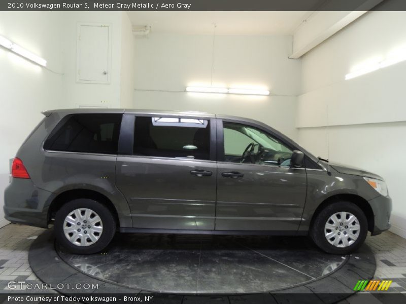 Meteor Gray Metallic / Aero Gray 2010 Volkswagen Routan S