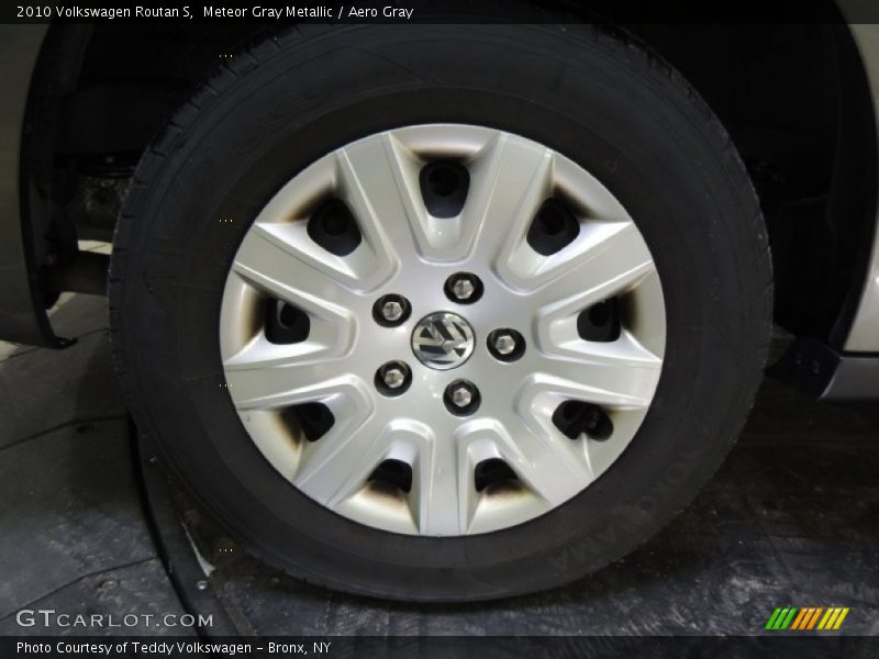 Meteor Gray Metallic / Aero Gray 2010 Volkswagen Routan S