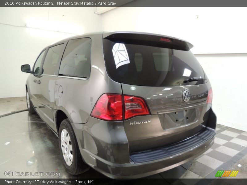 Meteor Gray Metallic / Aero Gray 2010 Volkswagen Routan S