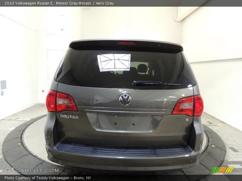 Meteor Gray Metallic / Aero Gray 2010 Volkswagen Routan S