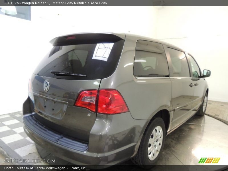 Meteor Gray Metallic / Aero Gray 2010 Volkswagen Routan S
