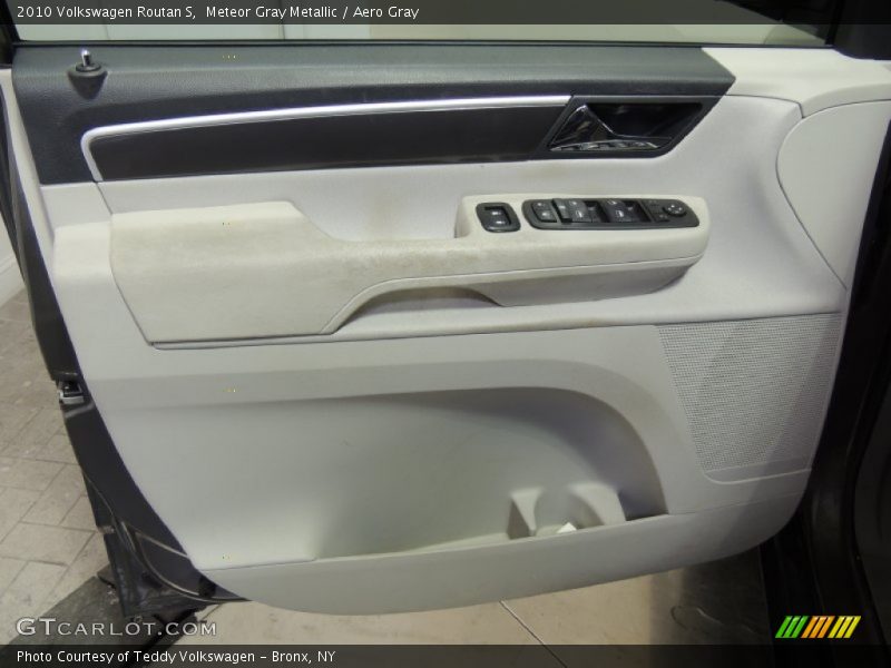 Meteor Gray Metallic / Aero Gray 2010 Volkswagen Routan S
