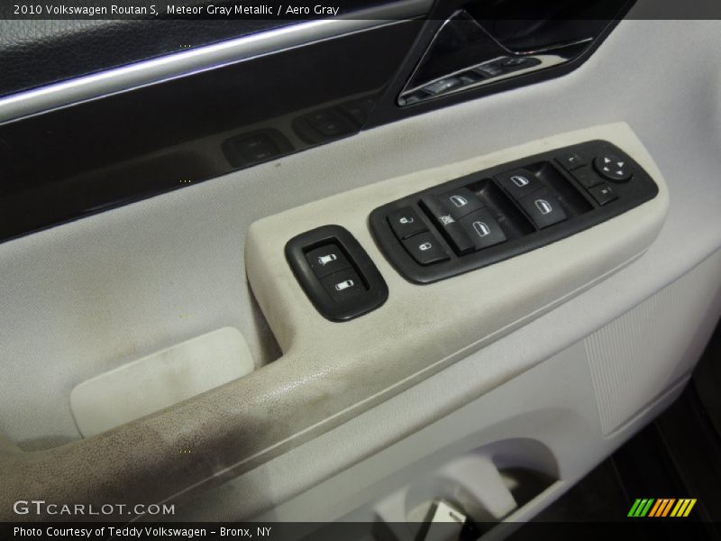 Meteor Gray Metallic / Aero Gray 2010 Volkswagen Routan S
