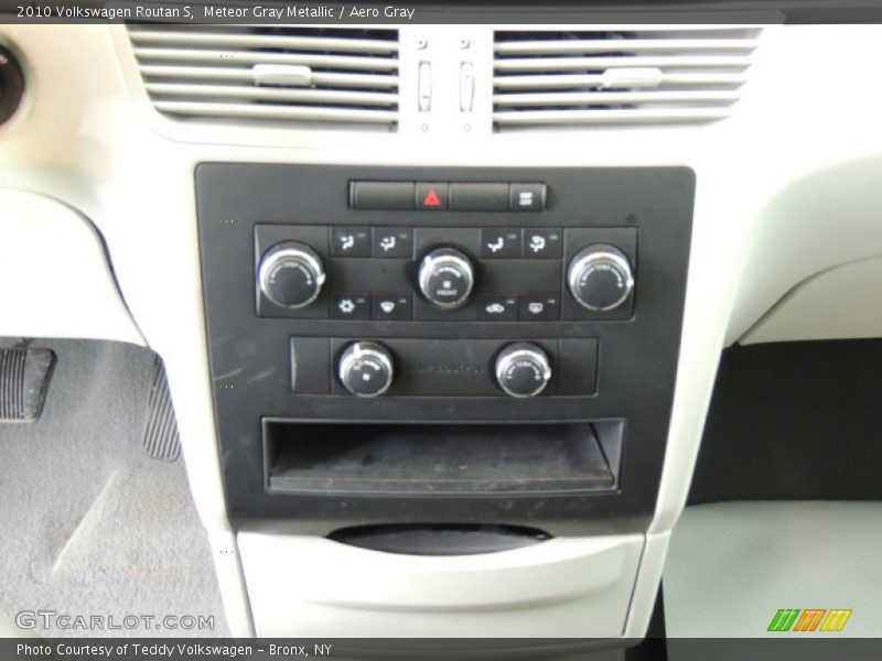 Meteor Gray Metallic / Aero Gray 2010 Volkswagen Routan S
