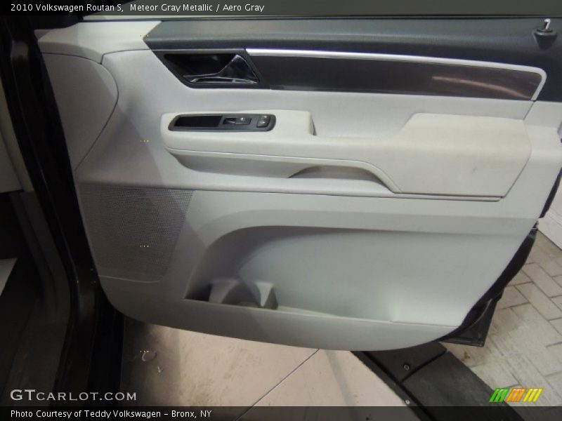 Meteor Gray Metallic / Aero Gray 2010 Volkswagen Routan S