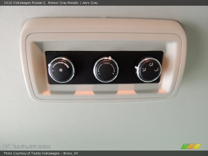 Meteor Gray Metallic / Aero Gray 2010 Volkswagen Routan S