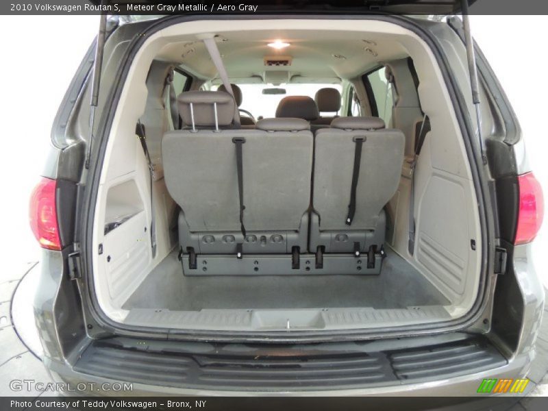 Meteor Gray Metallic / Aero Gray 2010 Volkswagen Routan S