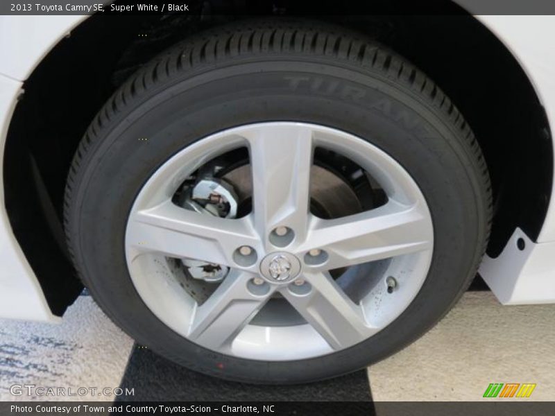 Super White / Black 2013 Toyota Camry SE