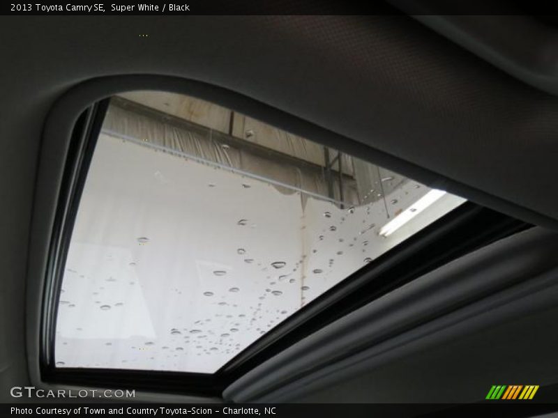 Super White / Black 2013 Toyota Camry SE