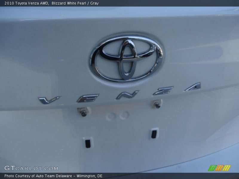Blizzard White Pearl / Gray 2010 Toyota Venza AWD