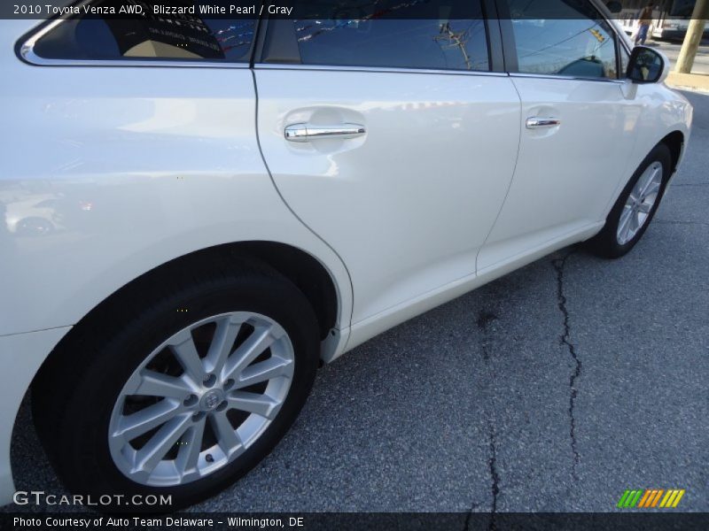 Blizzard White Pearl / Gray 2010 Toyota Venza AWD